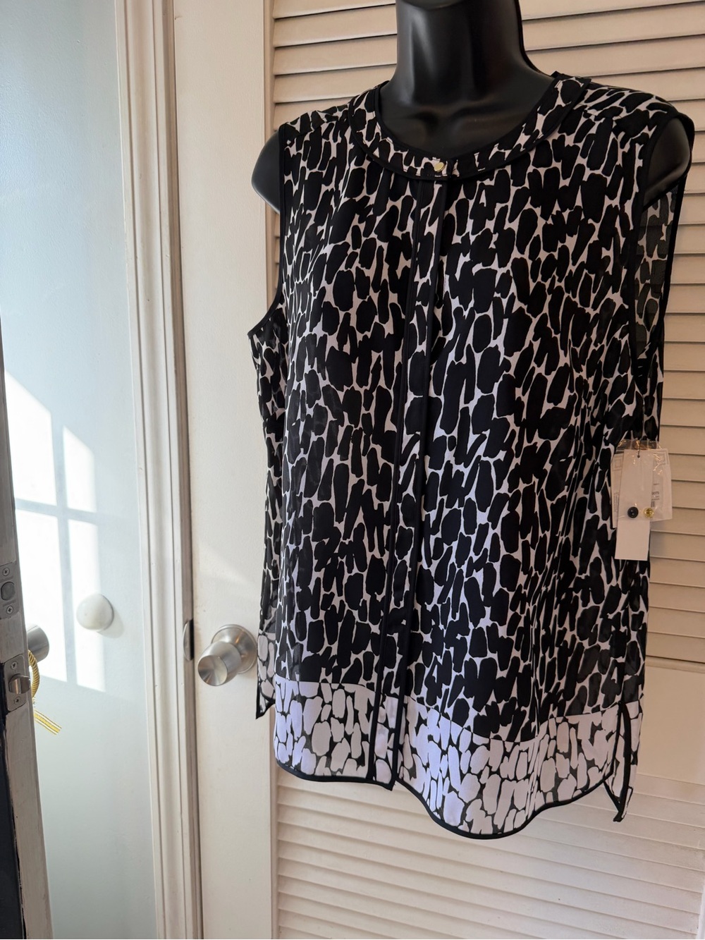 Liz Claiborne Black and White Patterned Sleeveless Camisole - Picture 1 of 6